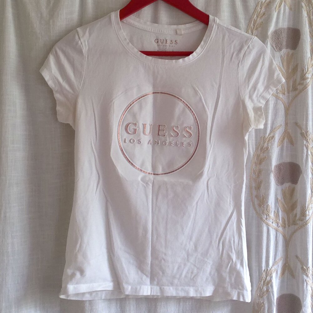 GUESS Women's White and Gold Logo Tee Medium